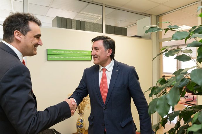 Alcalde de Alfoz con consejero de Educación 