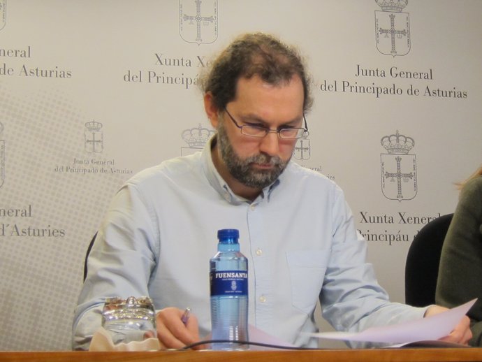 El portavoz de Podemos Asturies, Emilio León