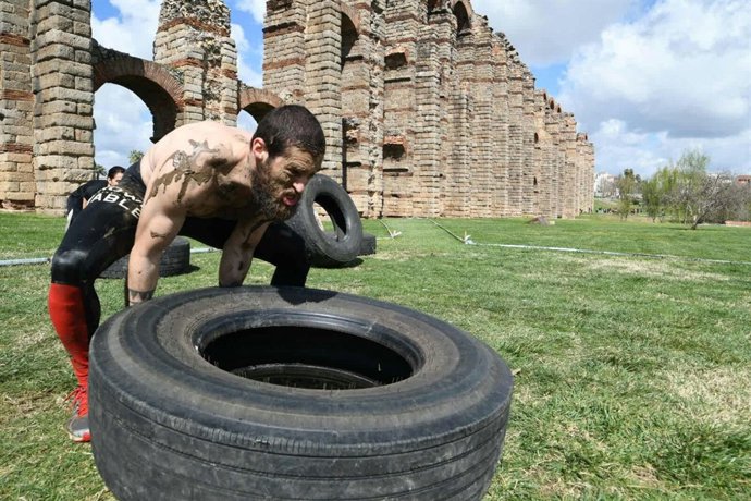 Un participante en la Farinato junto al acueducto de Los Milagros