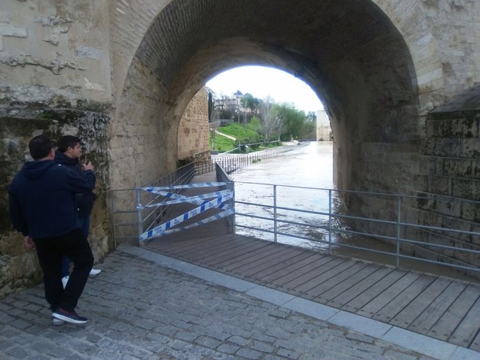 Precinto en la pasarela bajo el Puente Romano de Córdoba