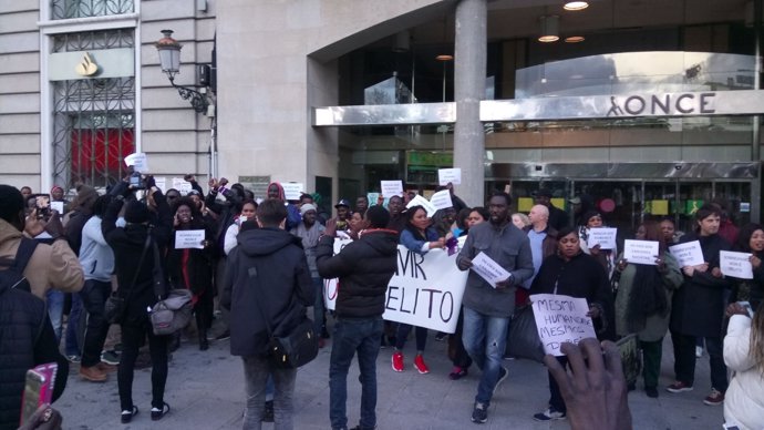 Concentración na Coruña após falecemento novo senegalés en Madrid