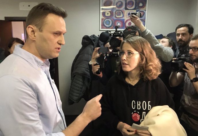 El opositor ruso Alexei Navalni y la candidata presidencial Xenia Sochak