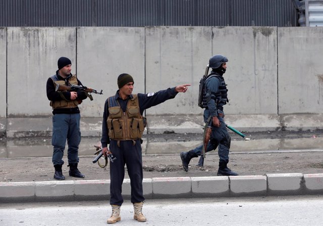 Fuerzas de seguridad afganas cerca del lugar de un atentado suicida en Kabul