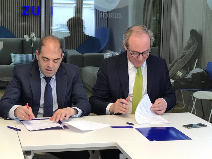 Lorenzo Amor (ATA) y Vicente Cancio (Zurich) firman un acuerdo