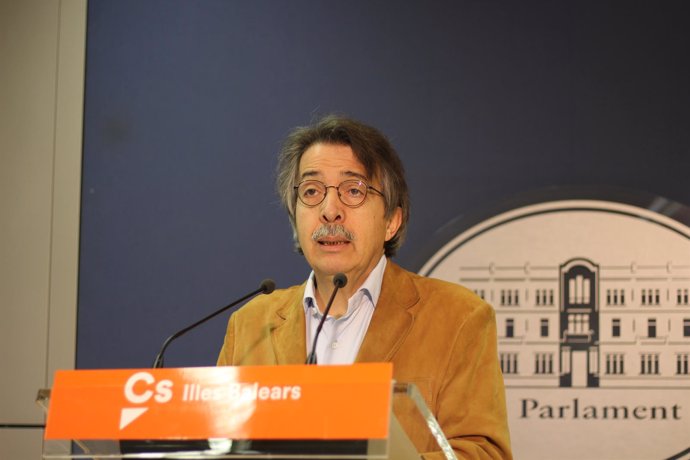 El portavoz parlamentario de Cs, Xavier Pericay, en rueda de prensa