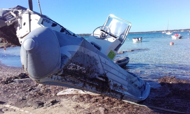 Formentera retira 13 embarcaciones abandonadas en el litoral del Estany des Peix