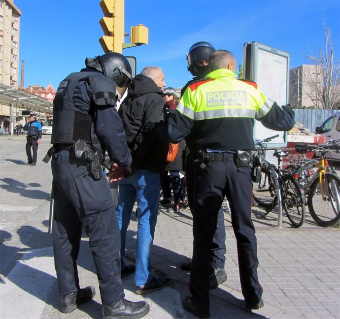 Els Mossos d'Esquadra identifiquen a manifestants a Sabadell