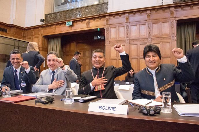Evo Morales y la delegación boliviana ante la CIJ