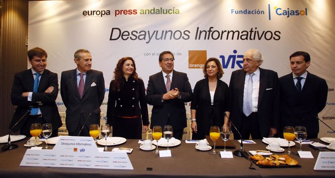 María Jesús Montero (3ª izda) en la foto de familia previa a su conferencia
