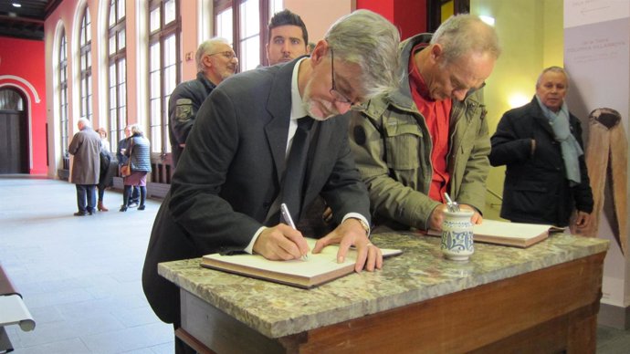 Pedro Santisteve firma en el libro de la capilla ardiente de Manuel López