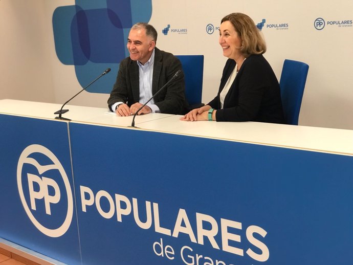Los diputados del PP Santiago Pérez  y Silvia Valmaña