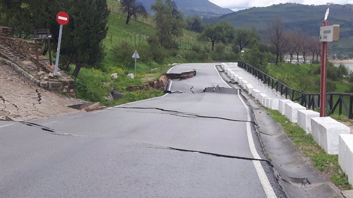 Carretera afectada por el temporal en la provincia de Cádiz