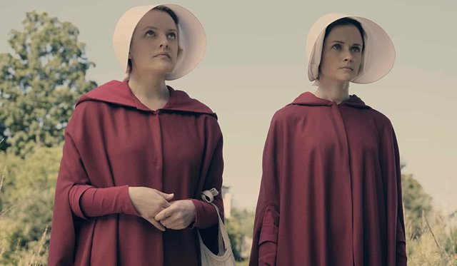 Elizabeth Moss y Alexis Bledel en The Handmaid's Tale 