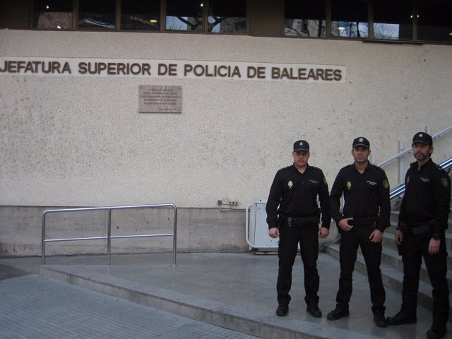 La Policía Nacional evita que una joven se precipite desde la azotea de un bloque de pisos en Palma