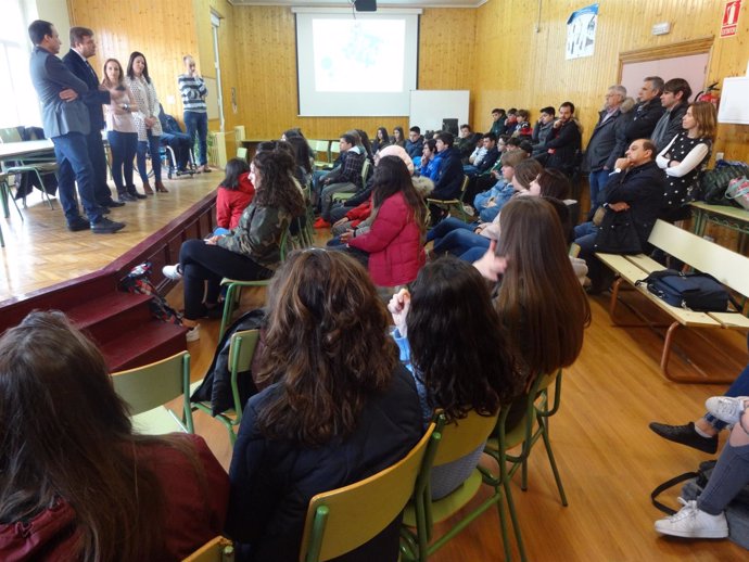 Delegado del Gobierno en La Rioja con escolares                             