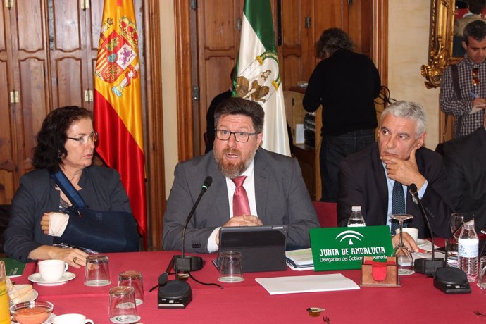 En el centro, el consejero de Agricultura andaluz, Rodrigo Sánchez Haro