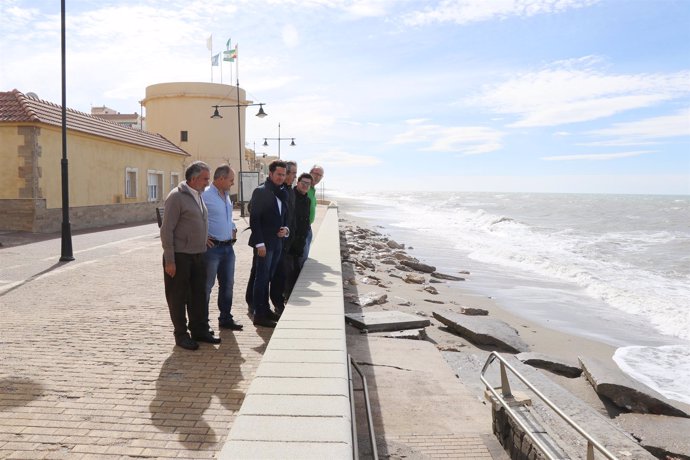 El alcalde de El Ejido visita la playa de Balerma