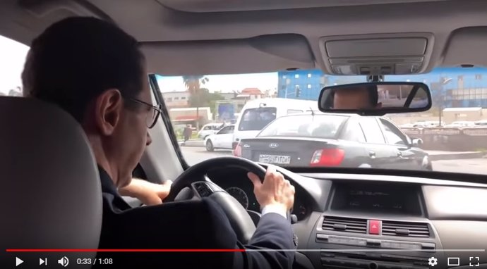 Al Assad conduciendo con su coche hacia Ghuta Oriental