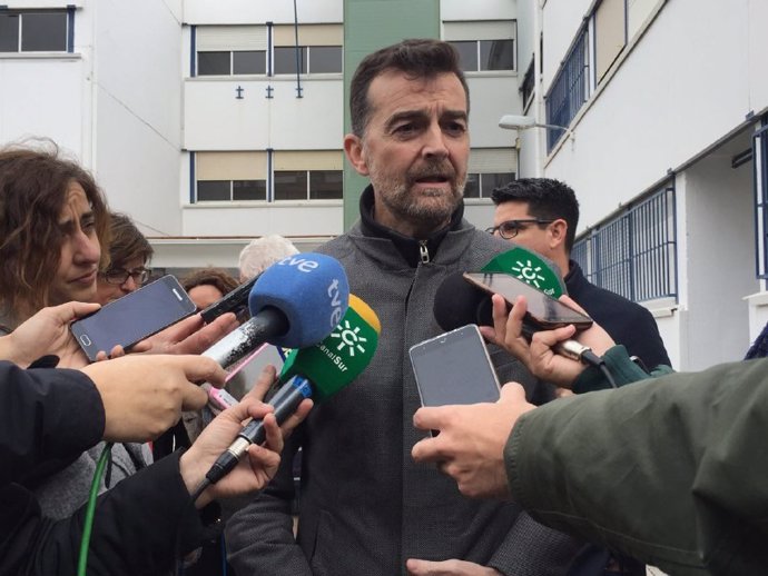 Maíllo atiende a los periodistas en Córdoba