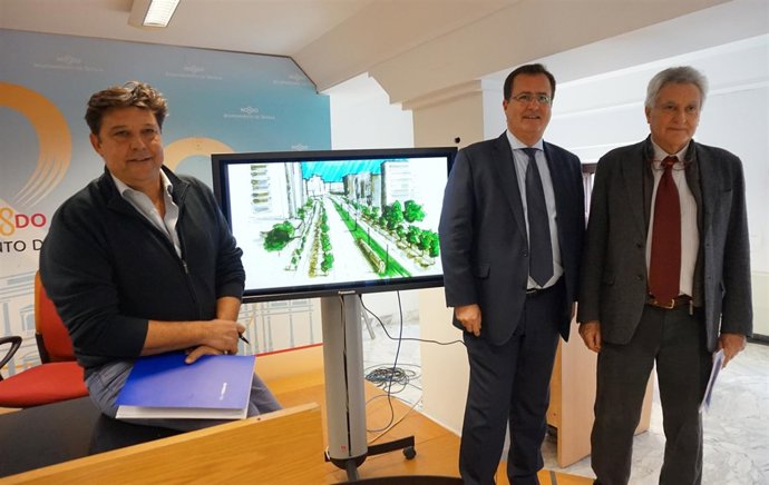 Juan Carlos Cabrera, en el centro, presenta el proyecto del metrocentro