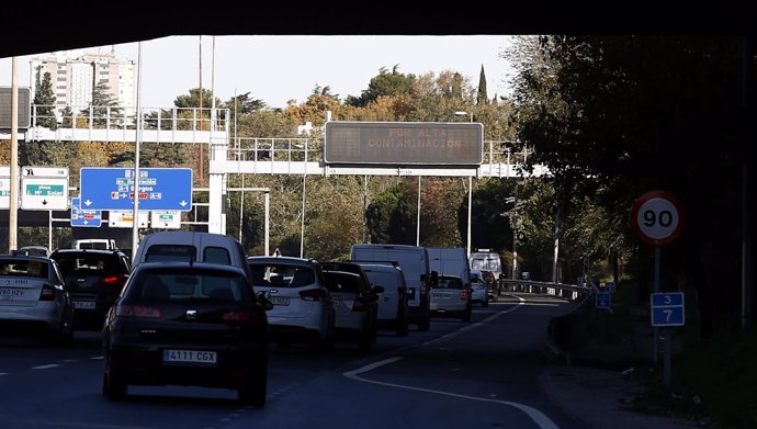 Tráfico, coches en la M30 de Madrid