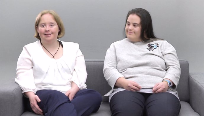 Cristina y Sonia, con síndrome de Down, en la campaña Auténticos de Down España