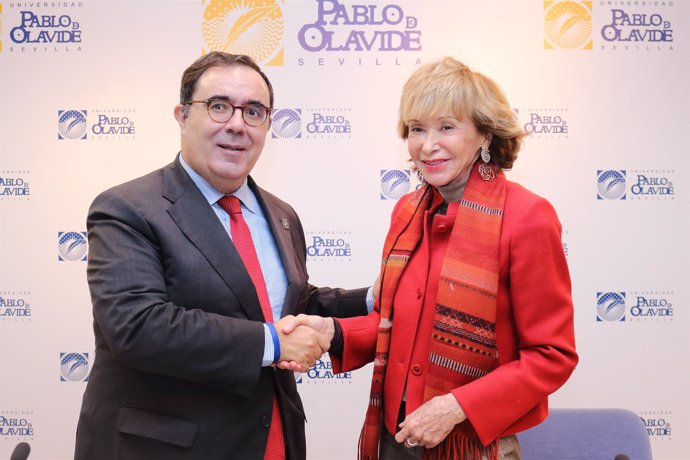 Vicente Guzmán y María Teresa Fernández de la Vega, tras la firma del convenio