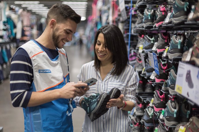 Colaborador en una tienda de Decathlon