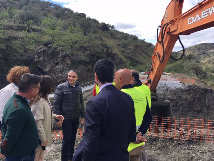Bendodo visita trabajos de mejora en la carretera de Árchez afectada por tempora