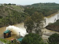 Varios pantanos de Sevilla y Jaén desaguan tras lluvias que elevan 19 puntos la dotación de regadíos del Guadalquivir