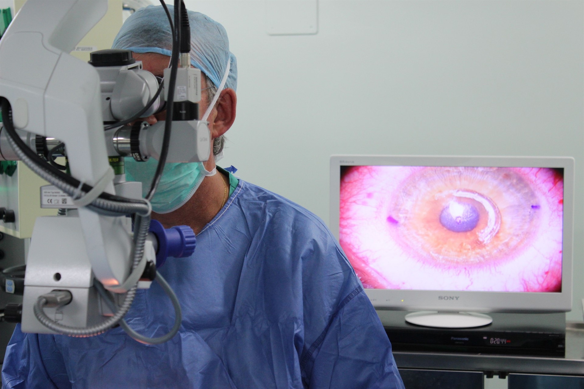 El Hospital de Can Misses implanta el servicio de cirugía de retina