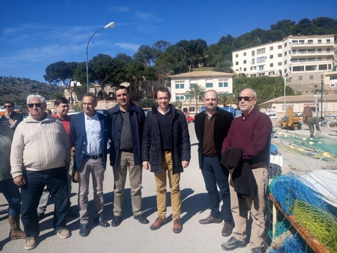 Marc Pons en el Port de Sóller con pescadores y ayuntamiento