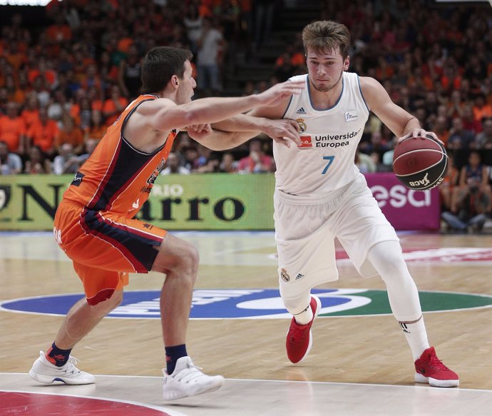 Doncic intenta superar a Van Rossom en el Valencia Basket-Real Madrid