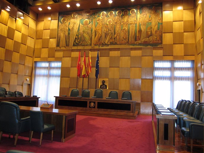 Salón de Plenos del Ayuntamiento de Zaragoza vacío