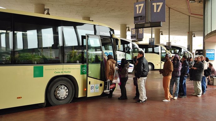 Un autobús del Consorcio Metropolitano de la Costa de Huelva.