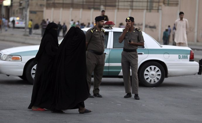 Policías en Riad, Arabia Saudí