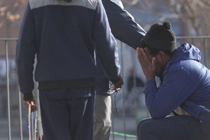 Varias personas en Lavapiés (Madrid) tras los disturbios