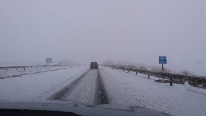 Nieve en el kilómetro 212 de la autovía A-23, en dirección a Zaragoza