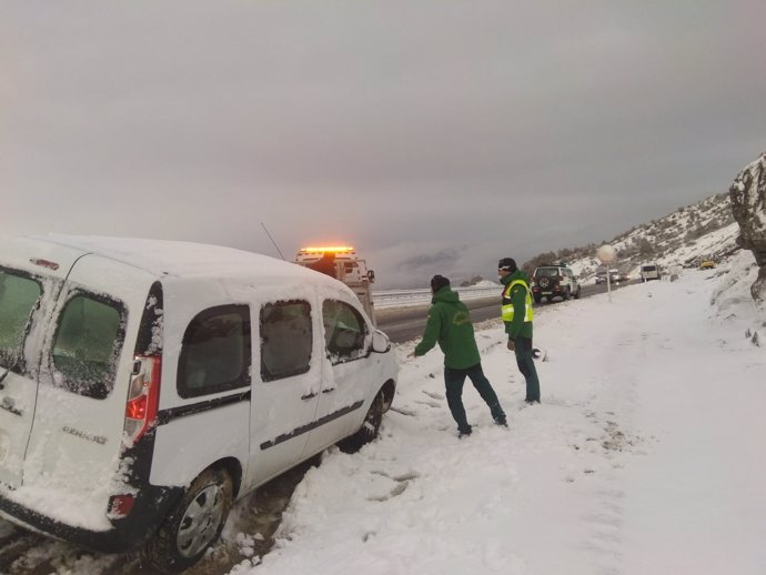 La Guardia Civil ha auxiliado a varios vehículos por nieve en la N-330