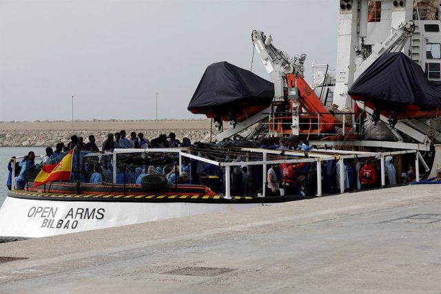 Migrantes esperan para desembarcar del barco de Proactiva Open Arms