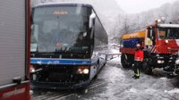Camiones y autobuses embolsados en la A-67
