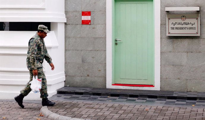 Militar junto a la sede de la Presidencia en Maldivas
