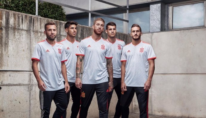 Segunda equipación de España para el Mundial de Rusia