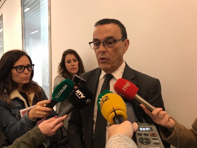 El secretario general del PSOE de Huelva, Ignacio Caraballo, ante los medios. 