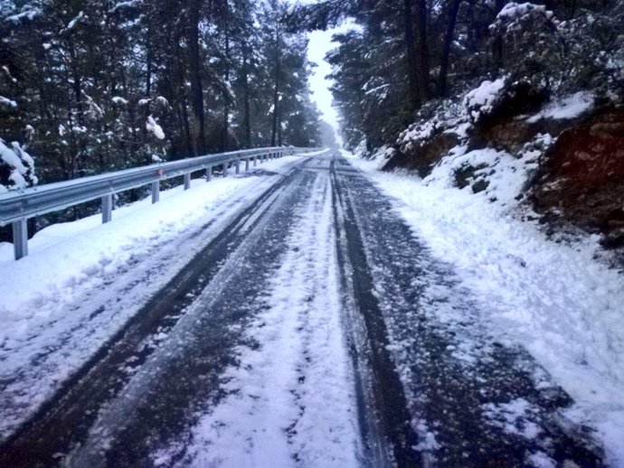 La nieve obliga al uso de cadenas en seis carreteras de la Comunitat
