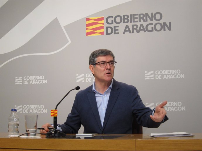 Guillén ha recordado a Montoro su obligación de pactar las inversiones de Aragón