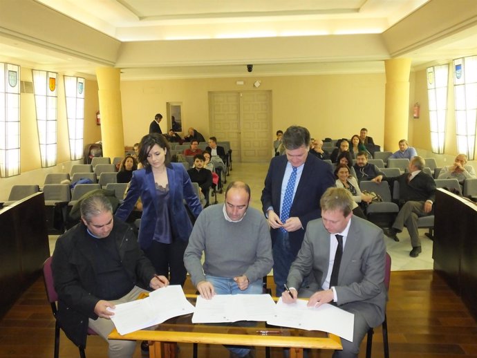 Un momento de la firma de los acuerdos de Diputación de Segovia 20-3- 2018   