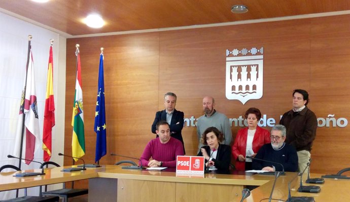 Arraiz y representantes del PSOE en las Juntas de Distrito