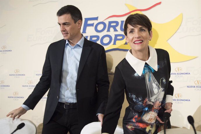 Los líderes del PSOE, Pedro Sánchez, y del PSN, María Chivite