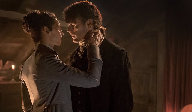 Caitriona Balfe y Sam Heughan en Outlander